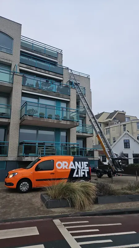Aanhangerlift bij een modern appartementengebouw aan de kust