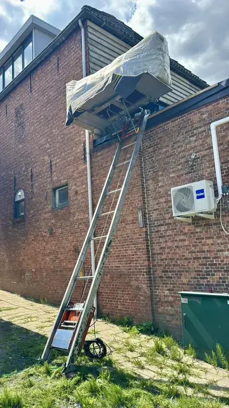 Opbouwlift in achtertuin voor het hijsen van zware objecten