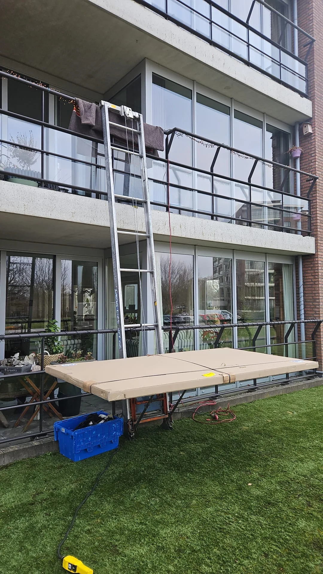 Opbouwlift bij appartement balkon voor meubels verhuizen