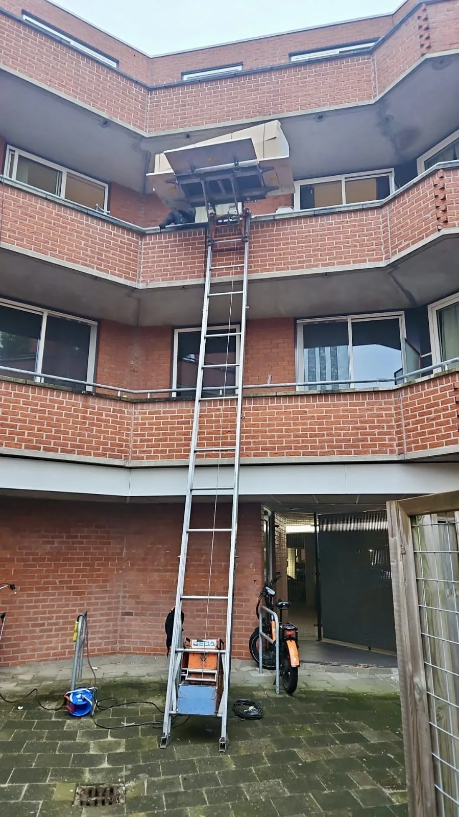 Meubels hijsen bij flatgebouw Soest
