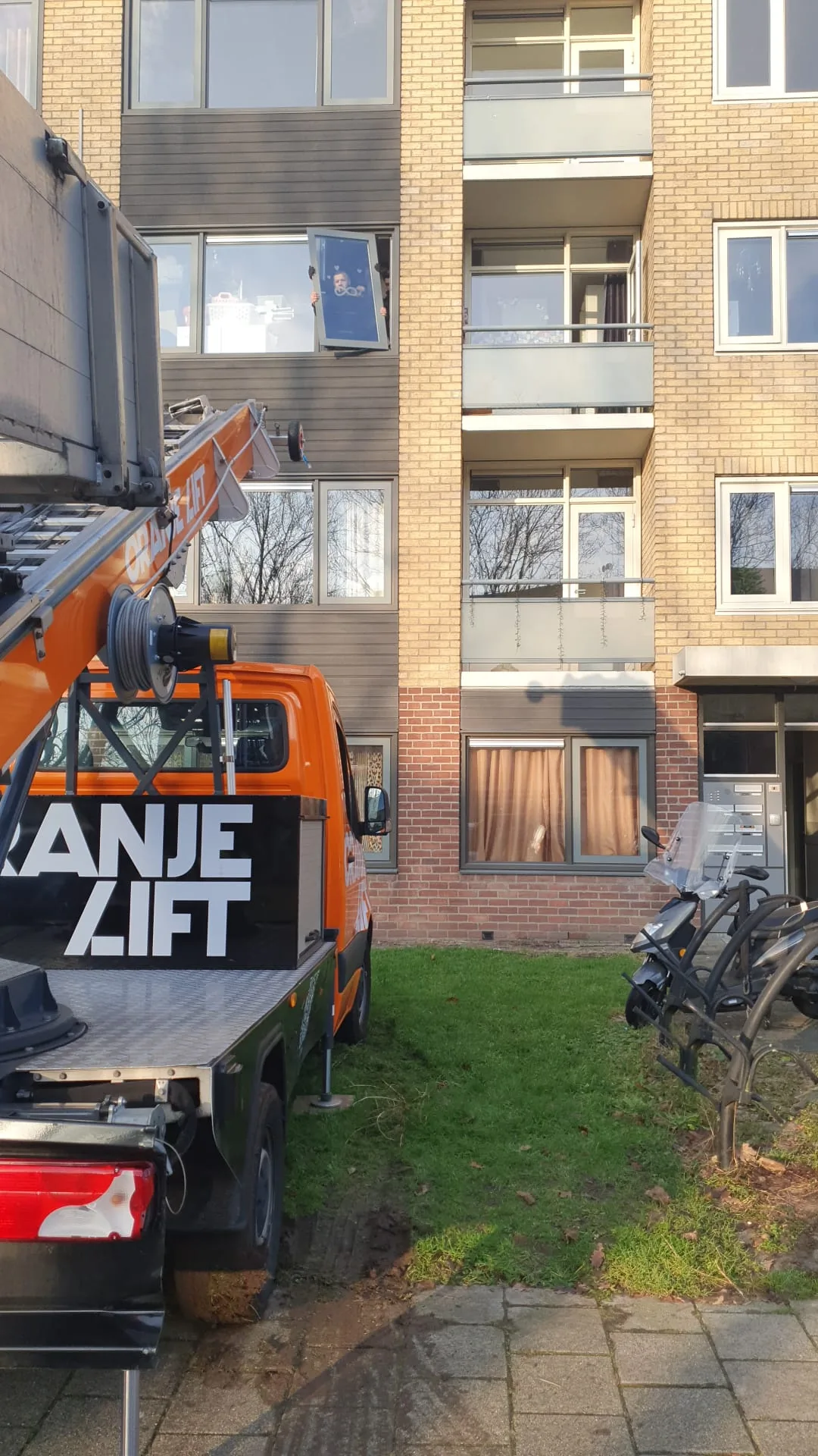 Meubellift bij een flatgebouw voor het hijsen van meubels via het balkon