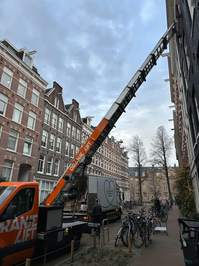 Verhuislift bij een grachtenpand in Amsterdam