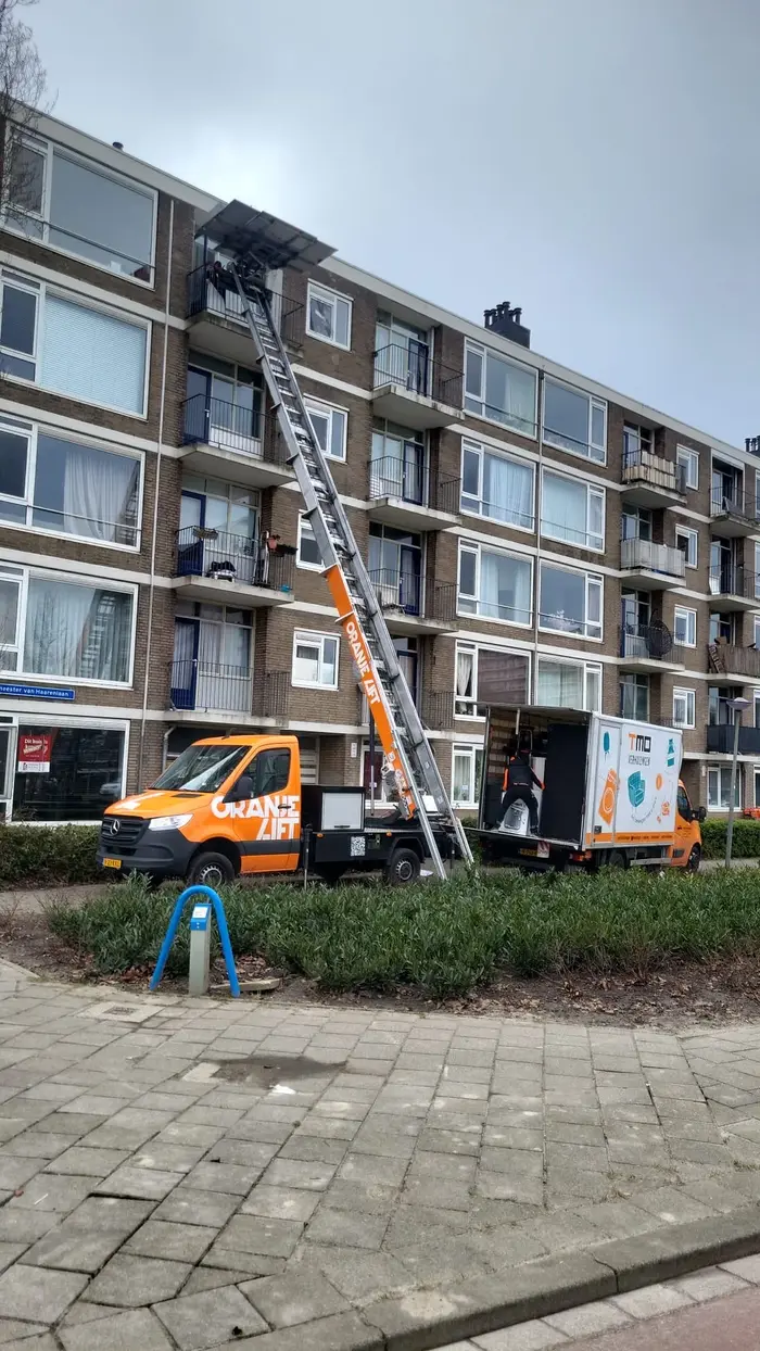 Opbouwlift in smalle steeg Soest centrum