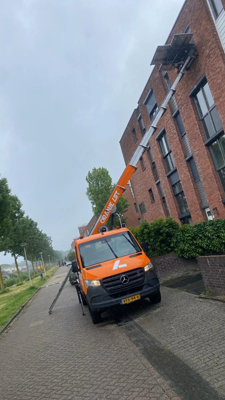 Ladderlift bij modern gebouw in Kralingen Rotterdam
