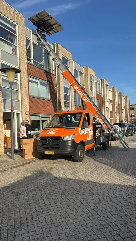Verhuislift bij een nieuwbouwwijk, klaar om meubels omhoog te hijsen