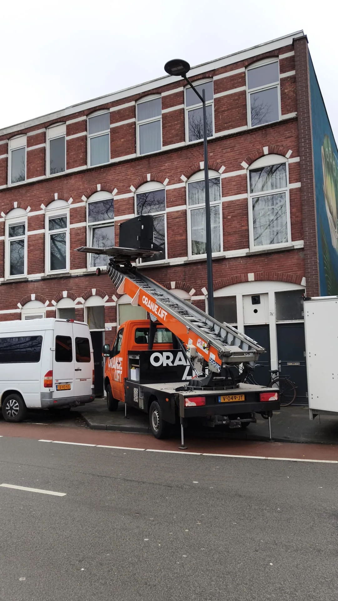 Ladderlift bij bakstenen gebouw Zaandam