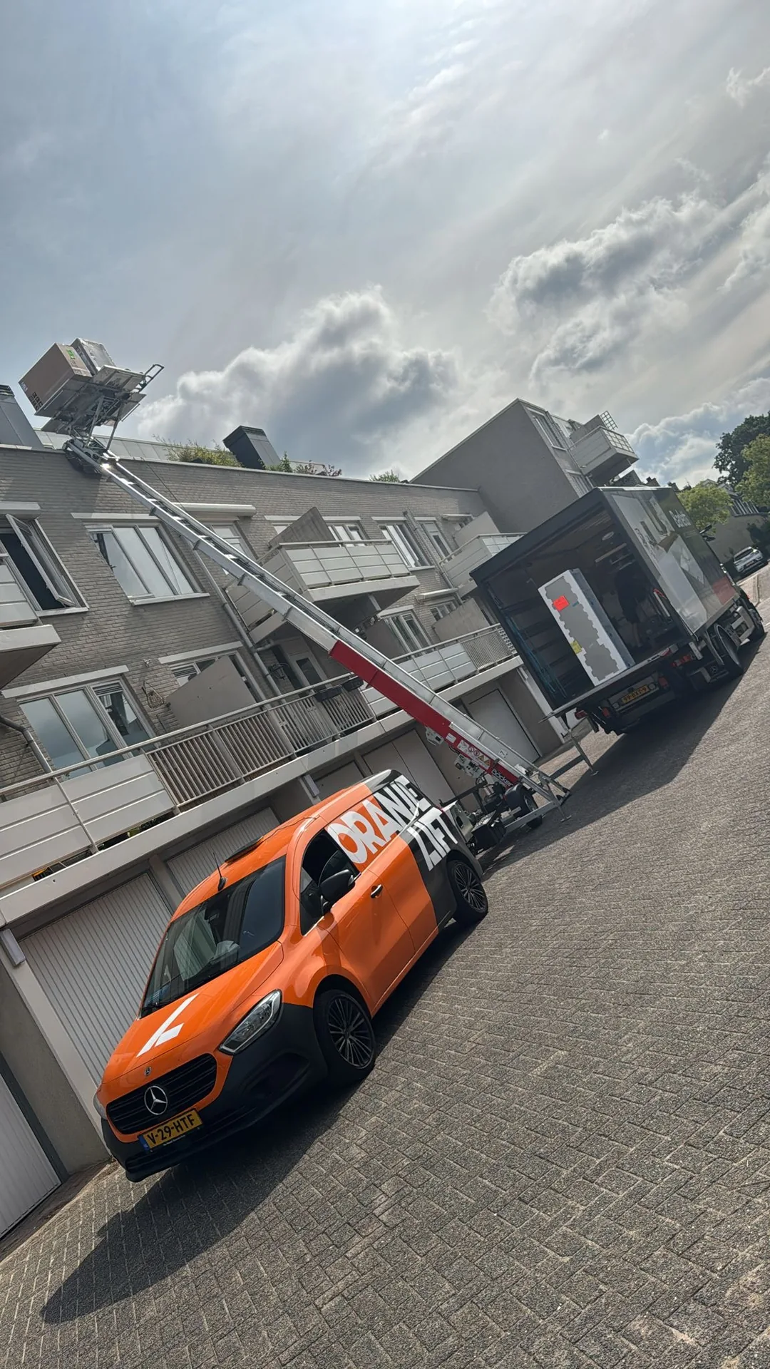 Verhuislift met verhuiswagen in woonwijk Rotterdam