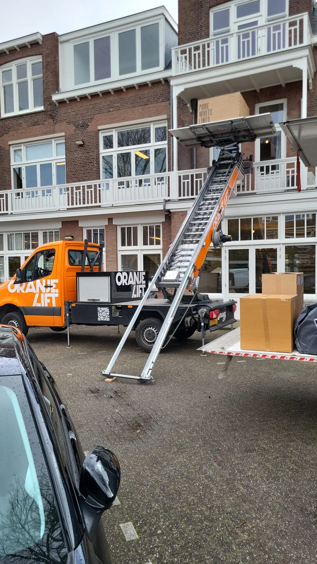 Verhuisdozen laden bij appartement Veenendaal