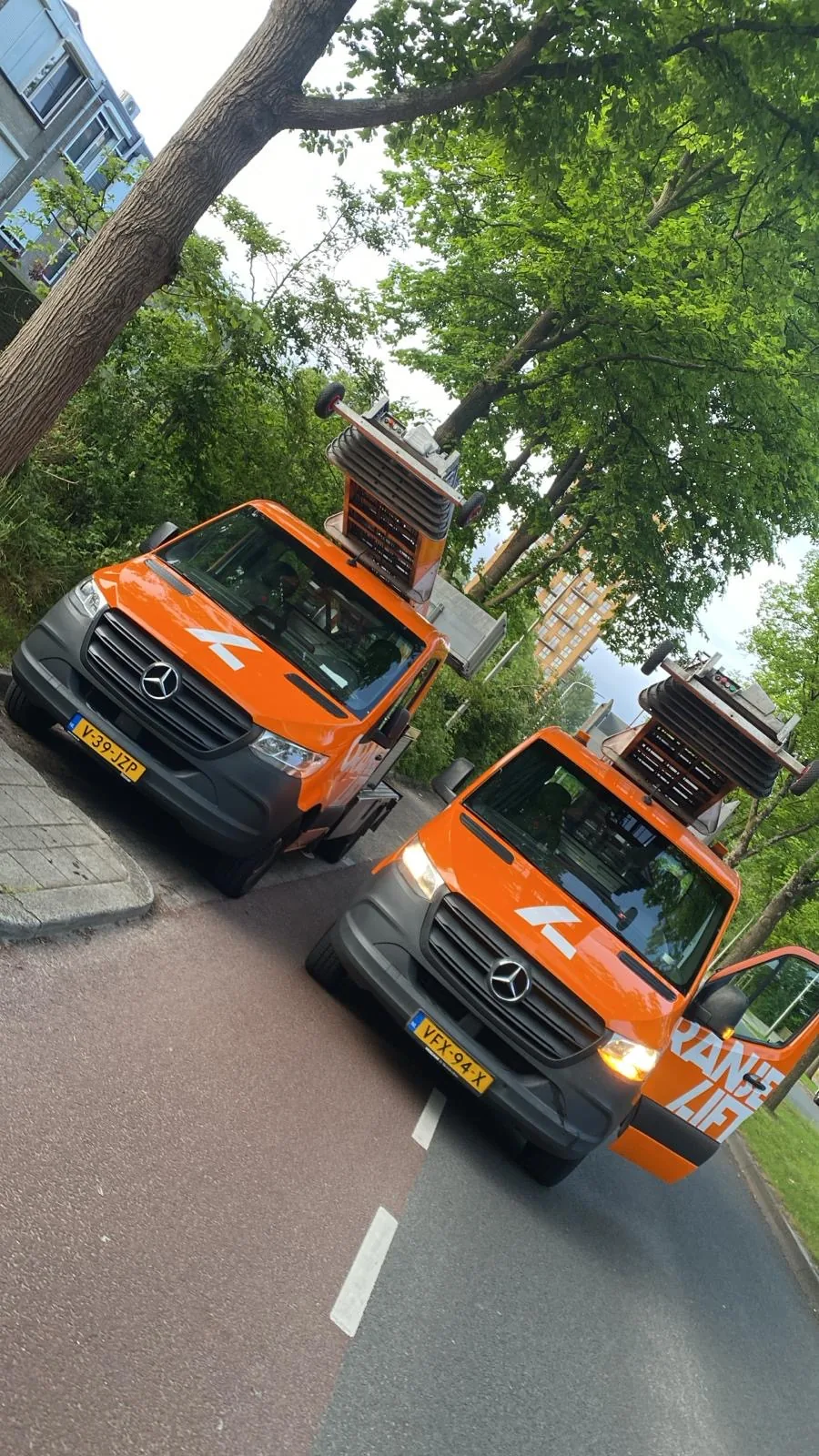 Twee ladderliften op Mercedes voertuigen van Verhuislifthuren.nl